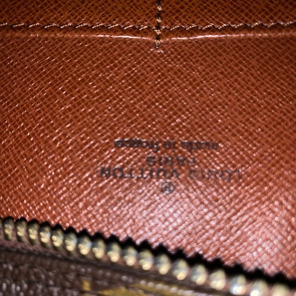 LOUIS VUITTON Compiegne 28 Clutch - Picture 7 of 8